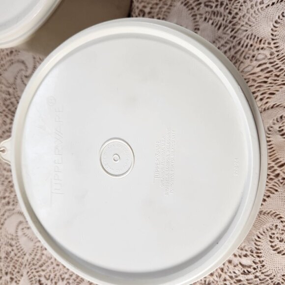 Tupperware Almond Starburst Round Storage Canister Container Set of 2 Vintage - Picture 3 of 11